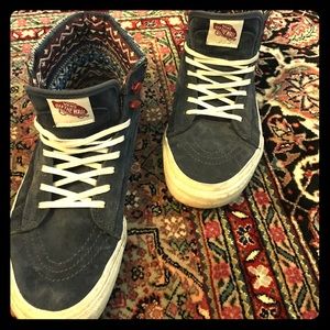 Women’s navy blue Vans skate8 high top.